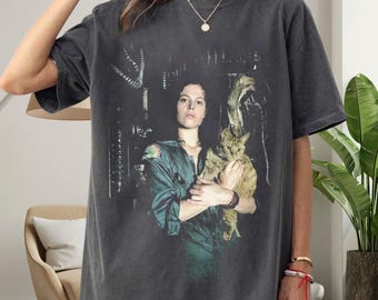 Aliens Movie Inspired Vintage T-Shirt – Ripley Sci-Fi Horror Graphic Tee, Retro Alien Film Shirt, Comfort Colors 1717 Oversized Vintage Tee