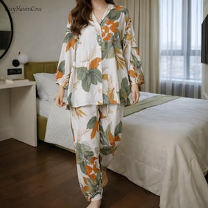 Puede incluir: Una taza de cerámica blanca con un asa negra y el texto "But First, Coffee" en negro y negrita. La taza está sobre una superficie blanca. La taza mide aproximadamente 10 cm de alto.