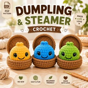 Könnte beinhalten: Eine Häkelanleitung als PDF mit dem Titel DUMPLING & STEAMER, die drei gehäkelte Knödel in Gelb, Blau und Grün zeigt, jeweils mit großen schwarzen Augen und einem Lächeln, in braunen, gehäkelten Dampfgarerkörbchen mit Deckeln.