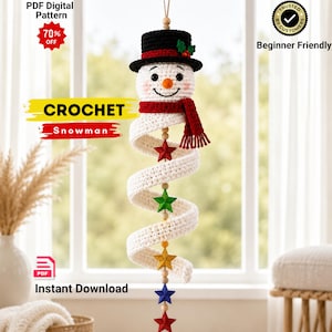 Könnte beinhalten: Eine gehäkelte Schneemann-Hängedekoration mit weißem Spiralkörper, schwarzem Zylinder mit Stechpalme und rotem Schal. Der Schneemann ist mit Holzperlen und bunten sternförmigen Ornamenten in Rot, Grün, Gelb und Blau verziert. Text: PDF Digital Pattern, 70% OFF, CROCHET Snowman, Trusted by Customers, Beginner Friendly, Instant Download.