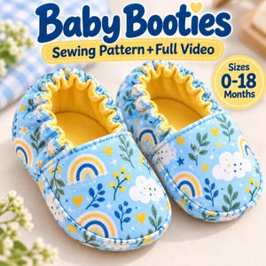 Puede incluir: Un par de patucos para bebé de color azul claro con interior amarillo y apertura elástica. La tela presenta un estampado de arcoíris, nubes blancas, corazones amarillos y hojas verdes. Texto: Baby Booties Sewing Pattern + Full Video, Sizes 0-18 Months.