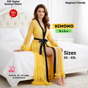 Puede incluir: Una bata kimono amarilla con ribete negro y cinturón negro. La bata tiene mangas largas con puños con volantes y un dobladillo con volantes. Se muestra el texto "KIMONO Robe", junto con "Tallas XS - XXL". La imagen también incluye el texto "PDF Digital Sewing Pattern" y "Beginner Friendly".