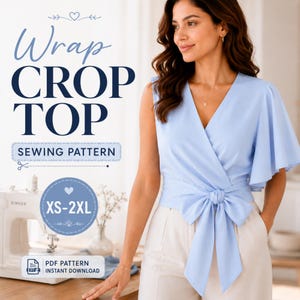 Könnte beinhalten: Ein hellblaues Wickel-Crop-Top mit V-Ausschnitt, kurzen, flatternden Ärmeln und einer großen Stoffschleife in der Taille. Der Text lautet Wrap CROP TOP SEWING PATTERN, XS-2XL und PDF PATTERN INSTANT DOWNLOAD. Eine Nähmaschine ist zu sehen.