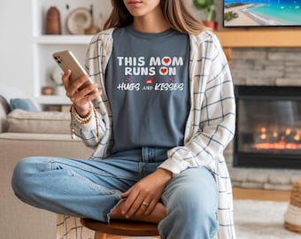 Camiseta "Esta mamá funciona a base de abrazos y besos": Camiseta de algodón teñida en prenda para mamá.
