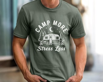 Camiseta "Acampa más, estresa menos" / Camiseta con cita sobre acampada, camiseta para cabaña al aire libre