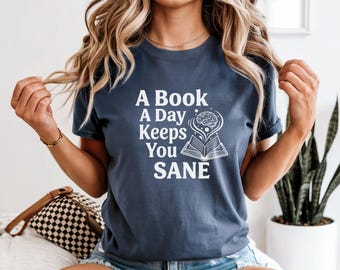 Camiseta con la frase "Un libro al día te mantiene cuerdo" / Camiseta con cita sobre la lectura