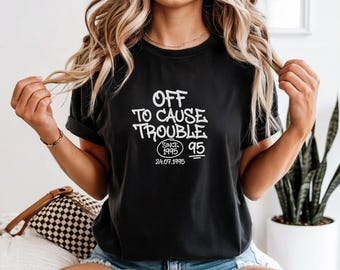Camiseta Comfort Colors®, "Off To Cause Trouble", camiseta con meme retro, regalo de humor sarcástico, cumpleaños de los 90
