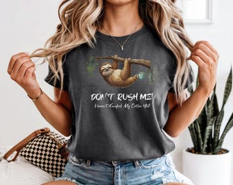 Camiseta de café con perezosos / Camiseta gráfica de árbol colgante con perezosos "No me apresures"