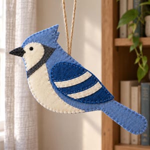 Patron de couture PDF pour une décoration d'oiseau geai bleu en feutrine, motif d'oiseau en feutrine, décoration d'oiseau à faire soi-même, cadeau pour les amoureux des oiseaux, couture à la main facile