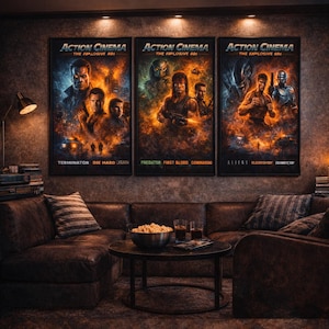 Könnte beinhalten: Ein Set von drei Filmplakaten aus der "Action Cinema - The Explosive 80s" Kollektion. Jedes Poster zeigt Filmszenen mit den Titeln "Terminator", "Die Hard", "Predator", "First Blood" und "Aliens". Die Poster hängen über einem braunen Ledersofa.