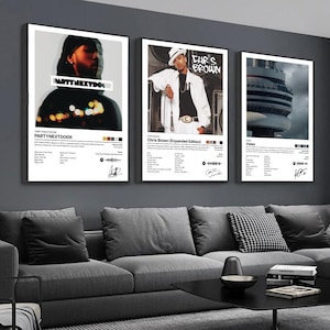 Puede incluir: Tres impresiones enmarcadas de arte de álbumes de música. Las impresiones presentan portadas de álbumes de PARTYNEXTDOOR, Chris Brown y Views. Cada impresión tiene un borde blanco e incluye detalles del álbum, una firma y una paleta de colores.