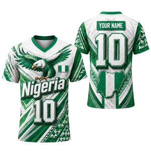 Könnte beinhalten: Ein weiß-grünes V-Ausschnitt-Trikot mit einer Adlergrafik, dem Schriftzug Nigeria und der Nummer 10 auf der Vorderseite. Die Rückseite zeigt den Text YOUR NAME, die Nummer 10 und eine Karte von Nigeria in den Nationalfarben.
