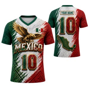 Può includere: Una maglia a maniche corte con scollo a V nei colori della bandiera messicana, con un'aquila dorata, la scritta MEXICO e il numero 10 sul davanti. Il retro mostra il numero 10, una mappa del Messico e la scritta YOUR NAME.