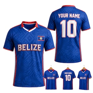 Pode incluir: Uma camisola azul de manga curta com um padrão subtil de folhas tropicais, gola vermelha e branca e a palavra BELIZE impressa no peito. A bandeira do Belize está no peito, enquanto as costas mostram o número 10 e YOUR NAME.
