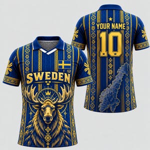 Op de afbeelding: Een blauw en goudkleurig poloshirt met een elandafbeelding, de tekst SWEDEN en een Zweedse vlag op de voorzijde. De achterzijde toont de tekst YOUR NAME, het nummer 10 en een kaart van Zweden op een achtergrond met verticale strepen.
