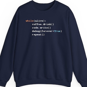 Può includere: Felpa blu navy con testo bianco: "while(alive): coffee.drink() code.write() debug(forever=True) repeat()", in formato codice di programmazione. La felpa ha girocollo e maniche lunghe.