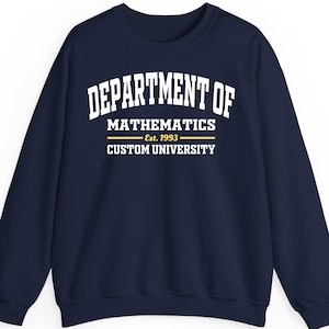 Op de afbeelding: Marineblauw sweatshirt met witte tekst: "DEPARTMENT OF MATHEMATICS", met daaronder "EST. 1993" en "CUSTOM UNIVERSITY". De trui is effen van kleur en heeft een ronde hals.