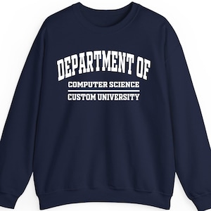 Puede incluir: Sudadera azul marino con el texto blanco "DEPARTMENT OF COMPUTER SCIENCE CUSTOM UNIVERSITY". La sudadera es de cuello redondo y parece estar hecha de un material suave.