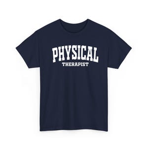 K&ouml;nnte beinhalten: Marineblaues T-Shirt mit dem wei&szlig;en Aufdruck "PHYSICAL THERAPIST". Der Text ist zentriert. Das T-Shirt hat kurze &Auml;rmel und einen Rundhalsausschnitt, geeignet f&uuml;r den t&auml;glichen Gebrauch.