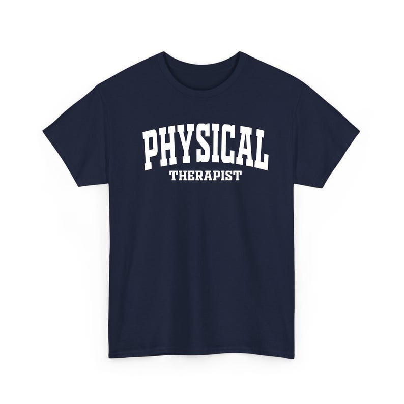 K&ouml;nnte beinhalten: Marineblaues T-Shirt mit dem wei&szlig;en Aufdruck "PHYSICAL THERAPIST". Der Text ist zentriert. Das T-Shirt hat kurze &Auml;rmel und einen Rundhalsausschnitt, geeignet f&uuml;r den t&auml;glichen Gebrauch.