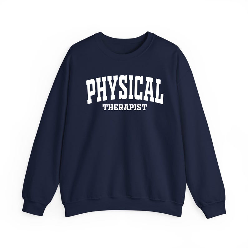 K&ouml;nnte beinhalten: Marineblaues Sweatshirt mit dem wei&szlig;en Aufdruck "PHYSICAL THERAPIST". Das Sweatshirt mit Rundhalsausschnitt ist einfarbig marineblau.