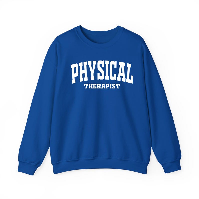 K&ouml;nnte beinhalten: Ein k&ouml;nigsblaues Sweatshirt mit dem wei&szlig;en Aufdruck "PHYSICAL THERAPIST" in Blockbuchstaben. Der Text ist mittig auf der Brust platziert. Das Sweatshirt hat einen Rundhalsausschnitt und lange &Auml;rmel.