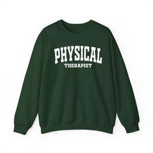K&ouml;nnte beinhalten: Dunkelgr&uuml;nes Sweatshirt mit dem wei&szlig;en Aufdruck "PHYSICAL THERAPIST". Der Text befindet sich mittig auf der Brust des lang&auml;rmeligen Rundhals-Oberteils. Das Sweatshirt ist aus weichem Material.