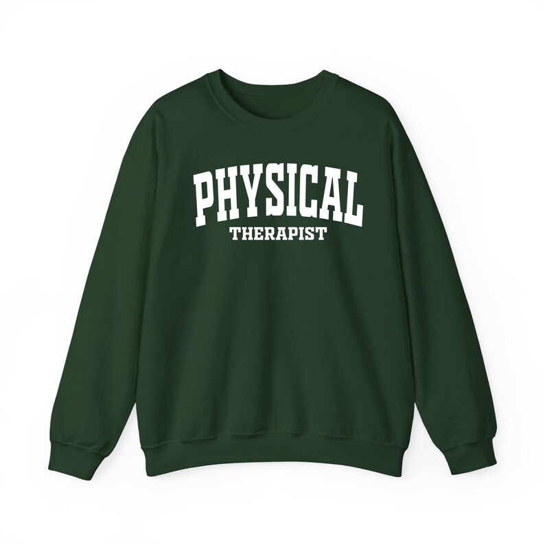 K&ouml;nnte beinhalten: Dunkelgr&uuml;nes Sweatshirt mit dem wei&szlig;en Aufdruck "PHYSICAL THERAPIST". Der Text befindet sich mittig auf der Brust des lang&auml;rmeligen Rundhals-Oberteils. Das Sweatshirt ist aus weichem Material.