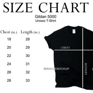 K&ouml;nnte beinhalten: Schwarzes Gildan 5000 Unisex-T-Shirt mit Gr&ouml;&szlig;entabelle. Die Tabelle zeigt Brust- und L&auml;ngenma&szlig;e in Zentimetern f&uuml;r die Gr&ouml;&szlig;en S bis 3XL. Die Brust des Shirts misst 45,7 cm f&uuml;r Gr&ouml;&szlig;e S, bis zu 71,1 cm f&uuml;r Gr&ouml;&szlig;e 3XL.