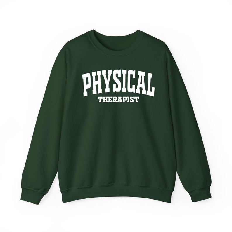 K&ouml;nnte beinhalten: Ein dunkelgr&uuml;nes Sweatshirt mit dem wei&szlig;en Aufdruck "PHYSICAL THERAPIST". Der Text befindet sich mittig auf der Brust des lang&auml;rmeligen Rundhals-Oberteils. Das Sweatshirt ist aus weichem Material.