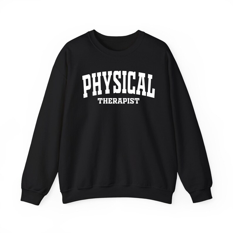 K&ouml;nnte beinhalten: Schwarzes Sweatshirt mit Rundhalsausschnitt und dem Aufdruck "PHYSICAL THERAPIST" in wei&szlig;en Blockbuchstaben. Das Wort "PHYSICAL" steht &uuml;ber "THERAPIST". Ein l&auml;ssiges, bequemes Oberteil f&uuml;r Physiotherapeuten.