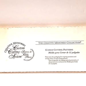Puede incluir: Una caja blanca con texto que dice "CREATIVE MEMORIES Custom Cutting System" y "THE CREATIVE MEMORIES COLLECTION". La caja también indica "12-INCH CUTTING PATTERNS" e incluye instrucciones en inglés y español.