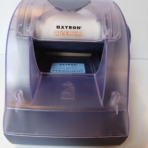 Xyron 250 Mini-Sticker-Maschine für DIY-Etiketten und Scrapbooking - tragbarer manueller Sticker-Maker für Kunsthandwerk und mehr. Nur Maschine ein.