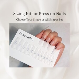 Puede incluir: Un kit de tallas para uñas postizas, con una guía de forma Long-Coffin. El kit incluye muestras de uñas numeradas. El texto en la parte superior dice "Sizing Kit for Press-on Nails" y "Choose Your Shape or All Shapes Set".