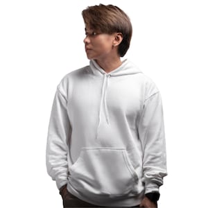 Pode incluir: Uma camisola com capuz branca de manga comprida, com um bolso frontal tipo canguru e cord&otilde;es brancos a condizer na gola. A pe&ccedil;a de vestu&aacute;rio possui punhos canelados nos pulsos e uma bainha canelada, proporcionando um visual limpo e simples.