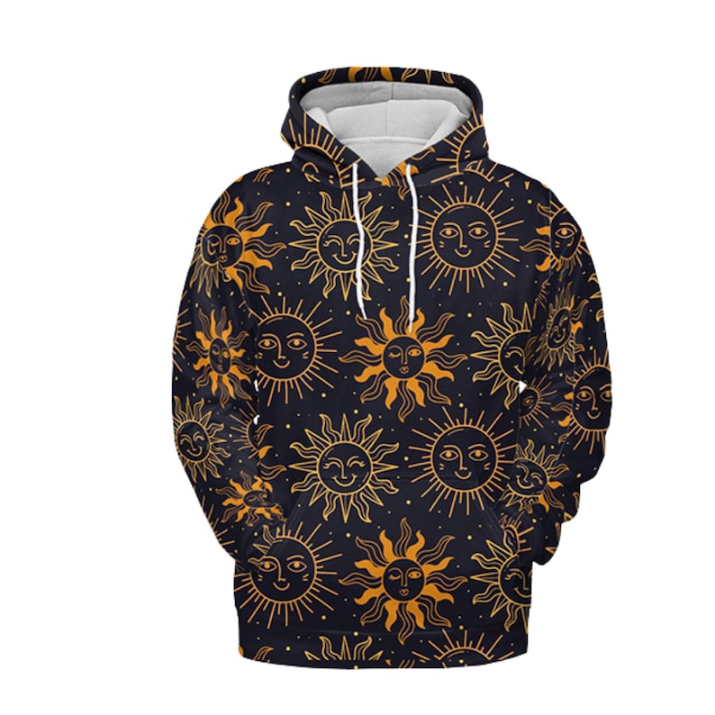 Pode incluir: Uma camisola preta de manga comprida com capuz, apresentando um padr&atilde;o repetitivo de s&oacute;is amarelo-dourados com rostos sorridentes e raios radiantes. O capuz inclui um cord&atilde;o branco no pesco&ccedil;o e um forro interior branco.