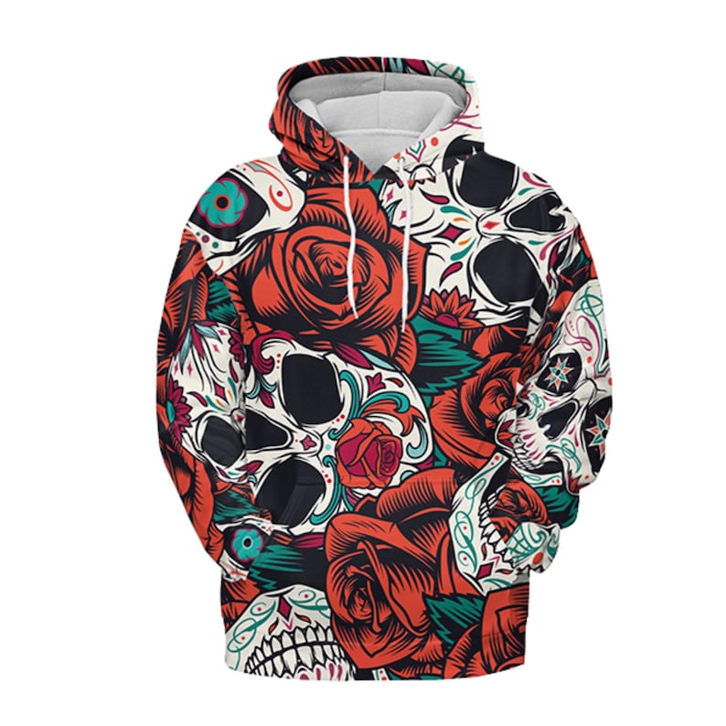 Pode incluir: Uma camisola com capuz e mangas compridas com um estampado integral de cr&acirc;nios brancos com padr&otilde;es coloridos complexos e grandes rosas vermelhas. O capuz inclui um cord&atilde;o branco e um forro interior branco vis&iacute;vel na abertura do pesco&ccedil;o.