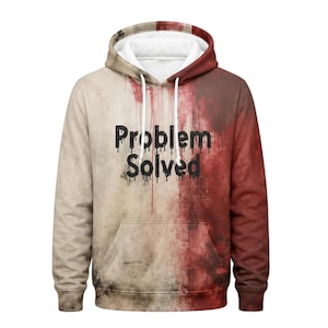 Pode incluir: Uma camisola com capuz de manga comprida com interior do capuz branco e cord&otilde;es brancos. O exterior apresenta uma estampa degrad&ecirc; desgastada que transita do bege para o vermelho escuro com gotas de tinta preta e o texto Problem Solved.