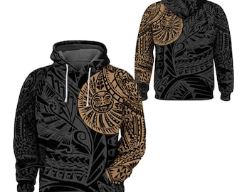 Pode incluir: Uma camisola com capuz e mangas compridas com um padrão tribal de inspiração polinésia em preto e bege. O design inclui formas geométricas complexas e um motivo solar circular proeminente no peito e ombro, com cordões brancos.