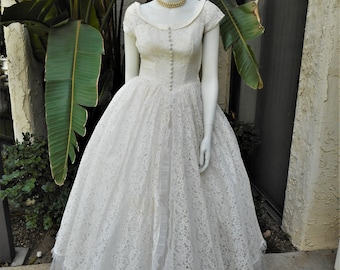 Vintage 1950's White Lace Wedding Dress - Size 6