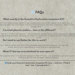 Może przedstawiać: Beżowe tło z tekstem &bdquo;FAQs&rdquo; i pytaniami dotyczącymi zestawu Executive Dysfunction Jumpstart Kit. Tekst opisuje funkcje zestawu, w tym system krok po kroku, materiały do druku PDF i szablon Notion.