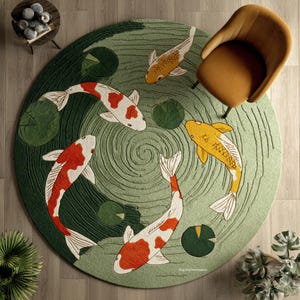 Pode incluir: Um tapete redondo verde com um design de lago de carpas koi. O tapete apresenta um fundo verde claro com uma borda verde mais escura e um padrão de redemoinho central. Várias carpas koi em tons de laranja, amarelo e branco estão espalhadas pelo tapete, junto com nenúfares verdes.