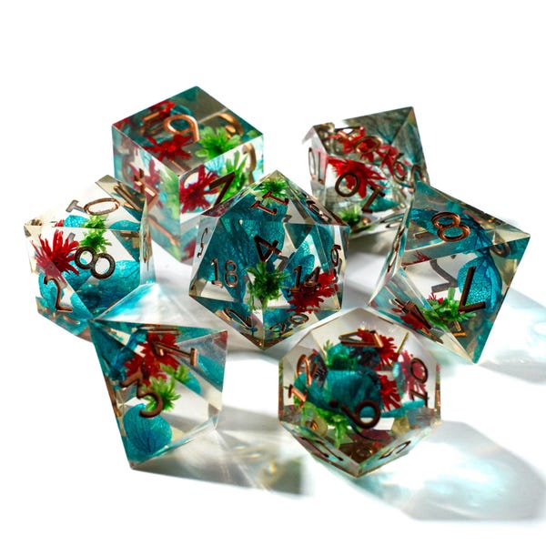 Polyedrische dobbelstenen van hars met echte bladeren, DND-dobbelstenen, Dungeons And Dragons, harsdobbelstenenset, rollenspeldobbelstenen op tafel, bloemen DnD-dobbelstenenset