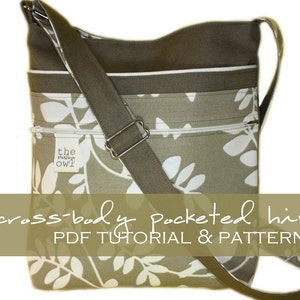 Peut inclure: Un sac à bandoulière marron avec un motif floral blanc et une poche zippée. Le sac a une bandoulière marron et une étiquette blanche qui dit "the shabby owl". Le texte "cross-body pocketed hipster PDF TUTORIAL & PATTERN" est imprimé sur une bannière marron.