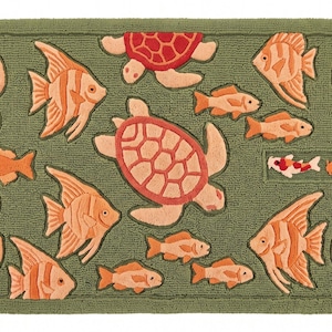 Puede incluir: Una alfombra rectangular con fondo verde oliva texturizado que presenta un patrón repetitivo de tortugas marinas y varios peces en tonos naranja y rojo. El diseño incluye varios peces ángel, peces pequeños y una fila de tres peces koi.