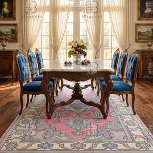 K&ouml;nnte beinhalten: Ein formelles Esszimmer-Set mit einem Tisch mit Marmorplatte und sechs blauen Samtst&uuml;hlen. Unter dem Tisch liegt ein rosa-grau gemusterter Teppich. Der Raum verf&uuml;gt &uuml;ber einen Kronleuchter, Kunstwerke und transparente Vorh&auml;nge.