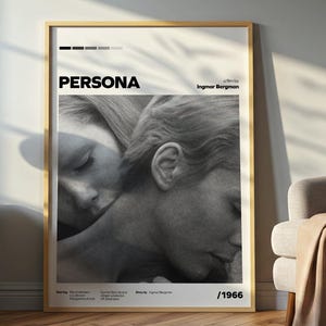 以下が含まれることがあります： 白いセラミックマグカップ、黒いハンドル付き。「But First, Coffee」の手書き風の文字。白い表面に置かれています。マグカップの高さは約10cmです。