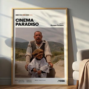 Könnte beinhalten: Eine weiße Keramik-Tasse mit schwarzem Henkel und dem Text "But First, Coffee" in schwarzer, fetter Schrift. Die Tasse steht auf einer weißen Oberfläche.