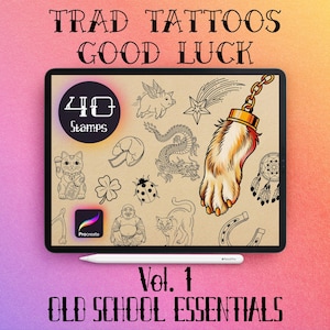Puede incluir: Una tableta de arte digital muestra 40 sellos de tatuajes tradicionales, incluyendo un gato de la suerte, un cerdo con alas, un dragón y una pata de la suerte. El texto dice "TRAD TATTOOS GOOD LUCK" y "Vol. 1 OLD SCHOOL ESSENTIALS". Un lápiz óptico está debajo.