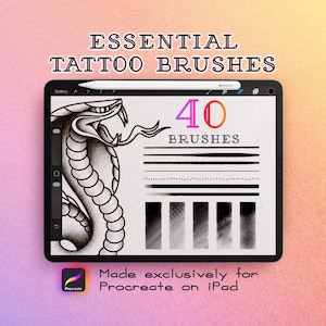 Könnte beinhalten: Ein digitales Tablet mit einem Set aus 40 Tattoo-Pinseln für Procreate. Der Bildschirm zeigt eine schwarz-weiße Schlangenillustration, verschiedene Linienstärken, Punktmuster und Schattierungsverläufe. Text lautet ESSENTIAL TATTOO BRUSHES.